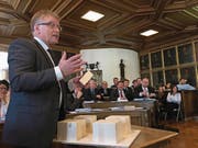 Der Nidwaldner Baudirektor Josef Niederberger erklärt im Landrat anhand von Holzwürfeln die Auswirkungen des neuen Planungs- und Baugesetz. (Bild: Oliver Mattmann (NZ) (Nidwaldner Zeitung))