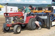 Ob Nachwuchsfahrer oder Routinier – alle legten sich beim Tractor Pulling am Iselisberg ins Zeug. (Bild: Christof Lampart)