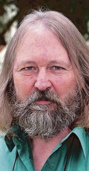 Peter Weingartner (63) schreibt mit Sympathie über Menschen, die sich irren und verirren. (Bild: PD)