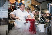 WK-Soldaten bereiten an der Luga mit flüssigem Stickstoff ein Holunderblüten-Sorbet zu. (Bild: Roger Grütter (Luzern, 29. April 2018))