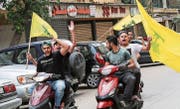 Hisbollah-Anhänger schwenken ihre Fahnen in einem Vorort Beiruts. (Bild: Nabil Mounzer/EPA (6. Mai 2018))