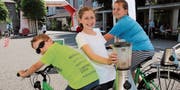 Das macht Spass: Mit dem Tritt in die Pedalen bekommt der Mixer auf dem Packträger Strom. (Bilder: Barbara Hettich)
