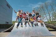 Die Schüler und Schülerinnen der Heilpädagogischen Schule Willisau freuen sich zusammen mit Markus Wandeler (hintere Reihe, Dritter von rechts) auf den Auftritt am Luzerner Stadtlauf. (Bild: Dominik Wunderli (Willisau, 24. April 2018))