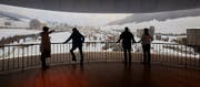 Besucher des Bourbaki-Museums vor dem Rundbild. (Bild: Emanuel Ammon/AURA)