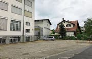 Das Planungsgebiet grenzt im Südosten an die Kernzone. Wobei der Parkplatz im Vordergrund zur der Industrie- und Gewerbezone zählt. Die Bewohner der bestehenden Häuser befürchten, von den vorgesehenen, mehrgeschossigen Neubauten «erdrückt» zu werden. (Bild: Andrea Häusler)