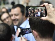 Lega-Chef Matteo Salvini wird am Montag um 18 Uhr bei Präsident Mattarella erwartet. Dann entscheidet sich, ob eine Regierung mit Mitglieder der Fünf-Sterne-Bewegung und der Lega zustande kommt. (Bild: KEYSTONE/EPA ANSA/FLAVIO LO SCALZO)