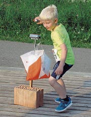 Ein junger OL-Teilnehmer stempelt an einem Posten ab. (Bild: PD)
