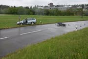 Der Motorradfahrer verletzte sich schwer. Das Motorrad erlitt einen Totalschaden. (Bild: Kapo SG)