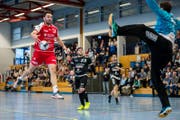Der Stanser Nikola Perovic (links) gegen Badens Torhüter Marco Wyss. (Bild: Philipp Schmidli (Stans, 14. April 2018))