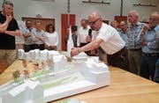 Architekt Paul Knill erläutert anhand des Modells die verschiedenen Varianten der Dorfgestaltung. (Bild: PD)