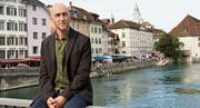 Michael Hugentobler auf der Aarebrücke – im Hintergrund Solothurn mit dem Literaturtage-Zentrum.