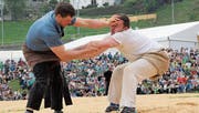 Der Seedorfer Andy Murer (rechts) vom Schwingklub Flüelen wehrt sich im fünften Gang mit allen Mitteln gegen den Eidgenossen Alex Schuler. (Bild: Paul Gwerder (Sattel, 6. Mai 2018))