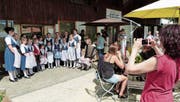 Am Tag der offenen Tür des Kornhauses gibt das Kinderjodelchörli Tannzapfenland Lieder zum Besten. (Bild: Kurt Lichtensteiger)