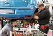 Alex Becarevic lässt sich von Markus Teiler zeigen, wie die Reparatur ausgeführt werden muss. (Bild: Rita Kohn)