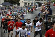 Läufer der Kategorie «Teams» rennen durch Stans. (Bild: PD)