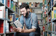 Severin Hofer mit seiner Bachelorarbeit, die als Essay erschienen ist. (Bild: Stefan Kaiser (Zug, 9. Mai 2018))