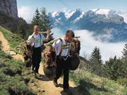 Ruedi Bühler (rechts) und Sandro Thöni trugen die Senntumschellen anlässlich des Schellentreffens auf den Hohen Kasten. (Bild: PD)