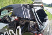 Auf der Ratenstrasse hat ein Traktor einen Smart übersehen und seitlich aufgeschlitzt. Wie durch ein Wunder wurde der Autofahrer nur leicht verletzt. (Bild: PD)