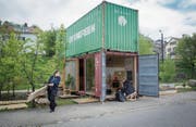 Zwischennutzung mit Schiffscontainern: Vor dem morgigen Fest wird im «Lattich» am Güterbahnhof letzte Hand angelegt. (Bild: Benjamin Manser)
