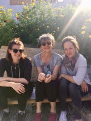 Alexsandra Hitz, Elisabeth Tobler und Barbara Aulopi (von links) im Garten des Gemeinschaftszentrums auf Lesbos. (Bild: PD)