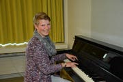Die 24-jährige Petra Moser aus Au-Fischingen ist musikalisch vielseitig begabt. Das Klavier ist eines von sechs Instrumenten, das die neue Dirigentin der Musikgesellschaft Bazenheid beherrscht. (Bild: Beat Lanzendorfer)
