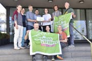 Die Grünen Sursee übergeben der Vize-Stadtpräsidentin, Jolanda Achermann-Sen, 504 gültige Unterschriften für ihre Bodeninitiative. (Bild: PD)