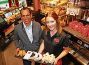 Richard Kuhn, Geschäftsleiter Kuhn Back & Gastro AG, mit der Wiler Filialleiterin Nicole Buff bei der Gipfel-Präsentation. (Bild: Roland P. Poschung)