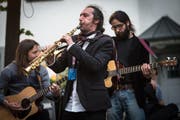Das Maxmaber Orkestar mit Mitgliedern aus Italien und Kroatien am "Aufgetischt" 2013. (Bild: Benjamin Manser - 18. Mai 2013)