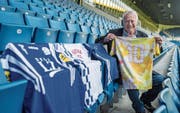 «Kudi national» auf der FCL-Tribüne mit dem legendären Flower-Power-Dress. (Bild: Boris Bürgisser (Luzern, 7. Mai 2018))