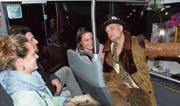 Max, alias Oliver Kühn, unterwegs mit Fahrgästen, die zugleich sein Publikum sind. (Bild: Christoph Heer)