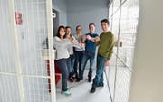 Das Team hinter «Houdini’s Quest» in einem der vier Escape Rooms: Alexandra Marasco, Nathalie Aeberli, das Ehepaar Rahel und Francis Voirol sowie Dominic Bernath. (Bild: Donato Caspari)