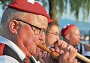 Gefährdete Arboner Bundesfeier: Stadtmusik-Formation mit Swiss-Käppi auf dem Hafendamm. (Bild: Max Eichenberger)