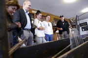 Peter Marty vom Fischereiverein Zug zeigt Besuchern Besonderheiten im Fischereimuseum. Bild: Werner Schelbert (Zug, 12. Mai 2018)