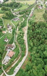 Um an der Blumeneggstrasse in Goldach Trottoirs bauen zu können, mussten auch einige Bäume gefällt werden. (Bild: Tino Dietsche)