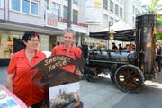 Connie Wyniger und Hansjörg Briggen vom Verkehrsverein sammelten für die Sanierung der Dampflok "Tigerli" beim Bahnhof. (Bild: Hansruedi Rohrer)