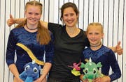 Die erfolgreichen K4-Turnerinnen Selina Roner (links) und Felicia Senn mit ihrer Trainerin Barbara Wipfli. (Bild: PD)