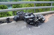 Das Motorrad des auf der Engelbergerstrasse verunfallten Töfffahrers. (Bild: Kapo O)bwalden (Engelberg, 12. Mai 2018))