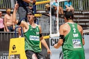 Impressionen vom Beachvolleyturnier in Luzern (von oben links, im Uhrzeigersinn): Russlands Olga Motrich gibt Zeichen, ein Spieler hebt ab, Cheerleader sorgen für Stimmung, Adrian Heidrich (links) und Mirco Gerson jubeln, und Marco Krattiger kümmert sich um den Durchblick. (Bild: Philipp Schmidli (Luzern, 12. Mai 2018))