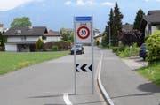 Steht seit Dezember 2016 und soll nun offiziell abgesegnet und versetzt werden: Die Signalisation der Tempo-30-Zone bei der Zufahrt zur Wettistrasse auf Grabser Gemeindegebiet. (Bild: Thomas Schwizer)