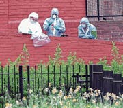 Forensiker untersuchen einen Tatort im Londoner Stadtteil Finsbury Park nach einer Messerstecherei. (Bild: Pepe Maclaine/EPA (21. April 2018))