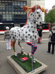 Der "Kleine Onkel", das Pferd von Pippi Langstrumpf, steht als Hinweis auf den CSIO bis 28. Mai neben der Calatrava-Wartehalle auf dem Bohl. (Bild: Reto Voneschen - 2. Mai 2018)