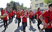 Die Jugendmusik Starter Winds der Gemeinde Kirchberg unter der Leitung von Roman Ledergerber eröffnete die Parademusik mit Evolutionen. (Bild: Peter Jenni)