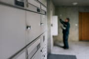 Einige Stadtsanktgaller fanden das Abstimmungscouvert für den 10. Juni bereits in ihrem Briefkasten. (Symbolbild: CHRISTIAN BEUTLER (KEYSTONE))