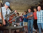 Urs Graber vom Historischen Verein informiert über die Maschinen im Wiesental. (Bilder: Christoph Heer)