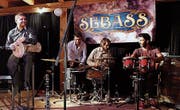 Ein Perkussionsspektakel zu viert mit (v. l.) Nehrun Aliev, Seraphim von Werra, Adrian Böckli und Gastmusiker Velican Sagun. (Bild: Max Pflüger)