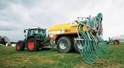 Mit Schleppschläuchen bei der Gülleausbringung wollte der Thurgau bereits 2008 die Ammoniakemission reduzieren. (Bild: Donato Caspari)