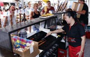 Impressionen der Zuger Gluscht. Bild: Werner Schelbert (Zug, 12. Mai 2018)