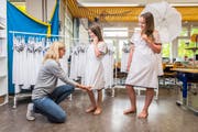 Bei den Vorbereitungen fürs Kinderfest sind die Schulen von Textilfirmen unterstützt worden. So auch die Primarschule Boppartshof. (Bild: Urs Bucher)