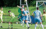 Kampf um jeden Ball: Zug 94 gegen SR Delémont. (Bild: Stefan Kaiser (Zug, 28. April 2018))