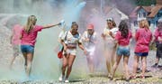 Teilnehmer des Colorruns in Eschlikon lassen sich mit Farbe bewerfen. (Bild: Silvan Meile (Juni 2014))